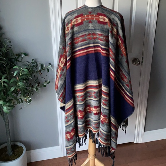 KIBOOTS Reversible Oversized Wool Wrap Poncho - Picture 4 of 10